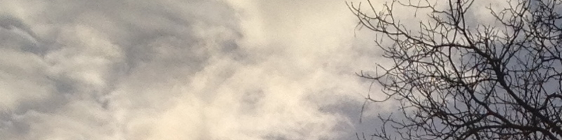 Sonne hinter dichten Wolken – verborgenes Licht